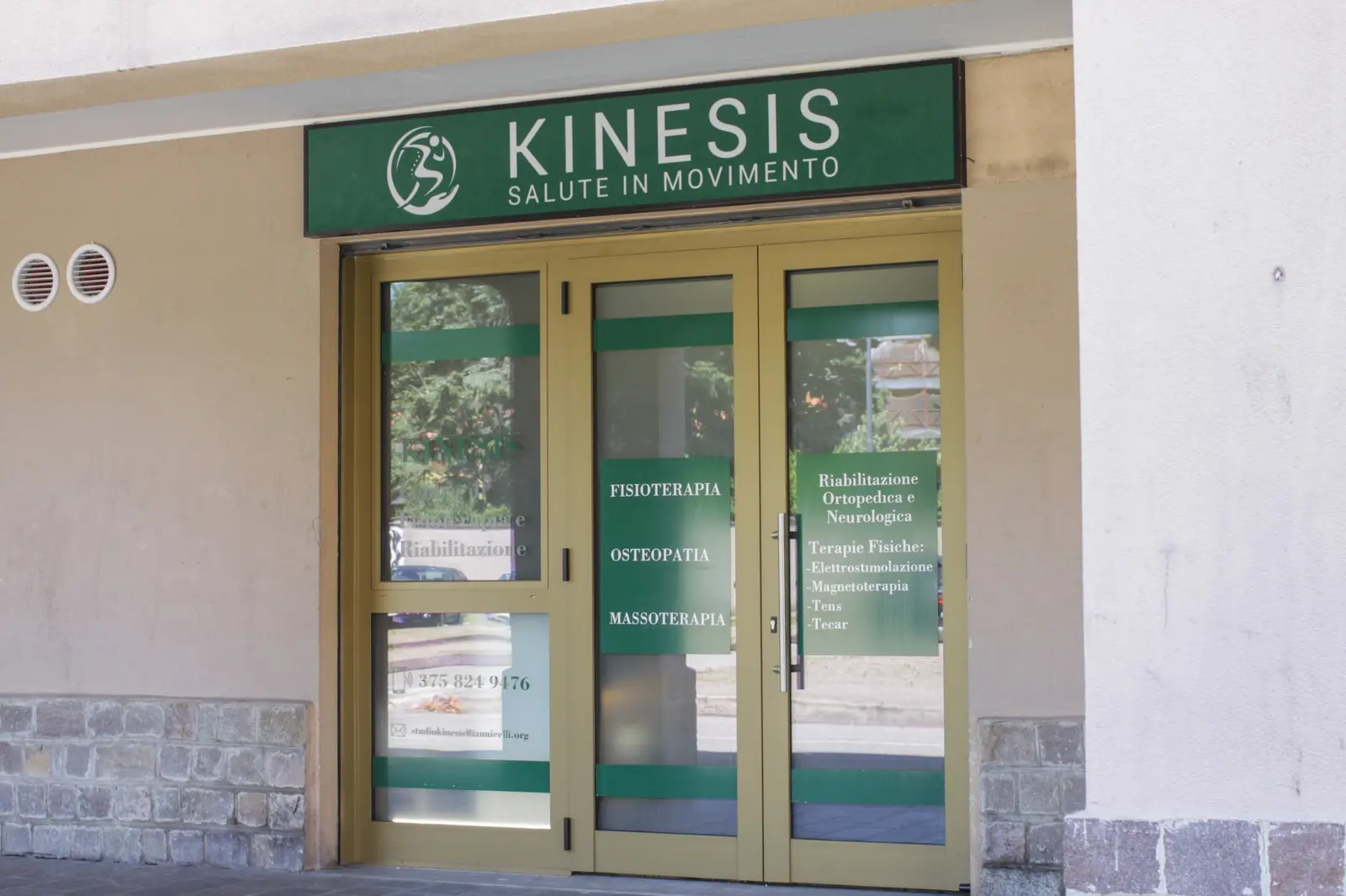 Ingresso del centro Kinesis in Piazza Giosia Monti 9 a Milano