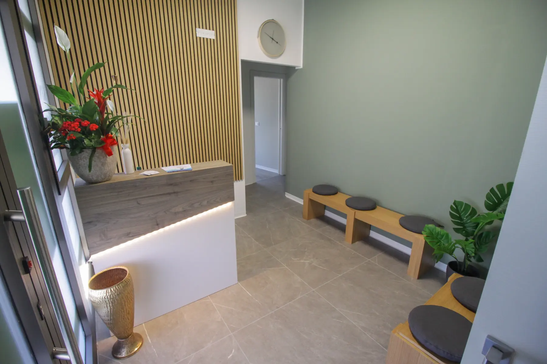 Reception e sala d'attesa del centro Kinesis